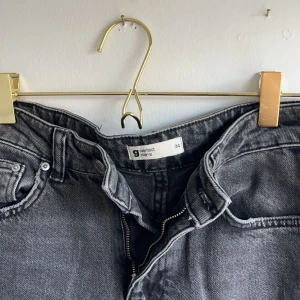 Jeans ginatricot - Bootcut jeans, hål på knäet, avklippta passar 157
