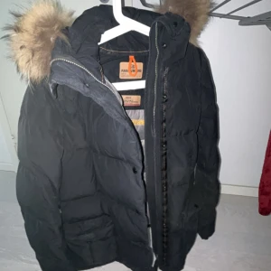 Parajumper vinterjacka - Parajumper vinterjacka i bra skick storlek M slim fit (svart färg ser bara lite gråaktig ut på bild)
