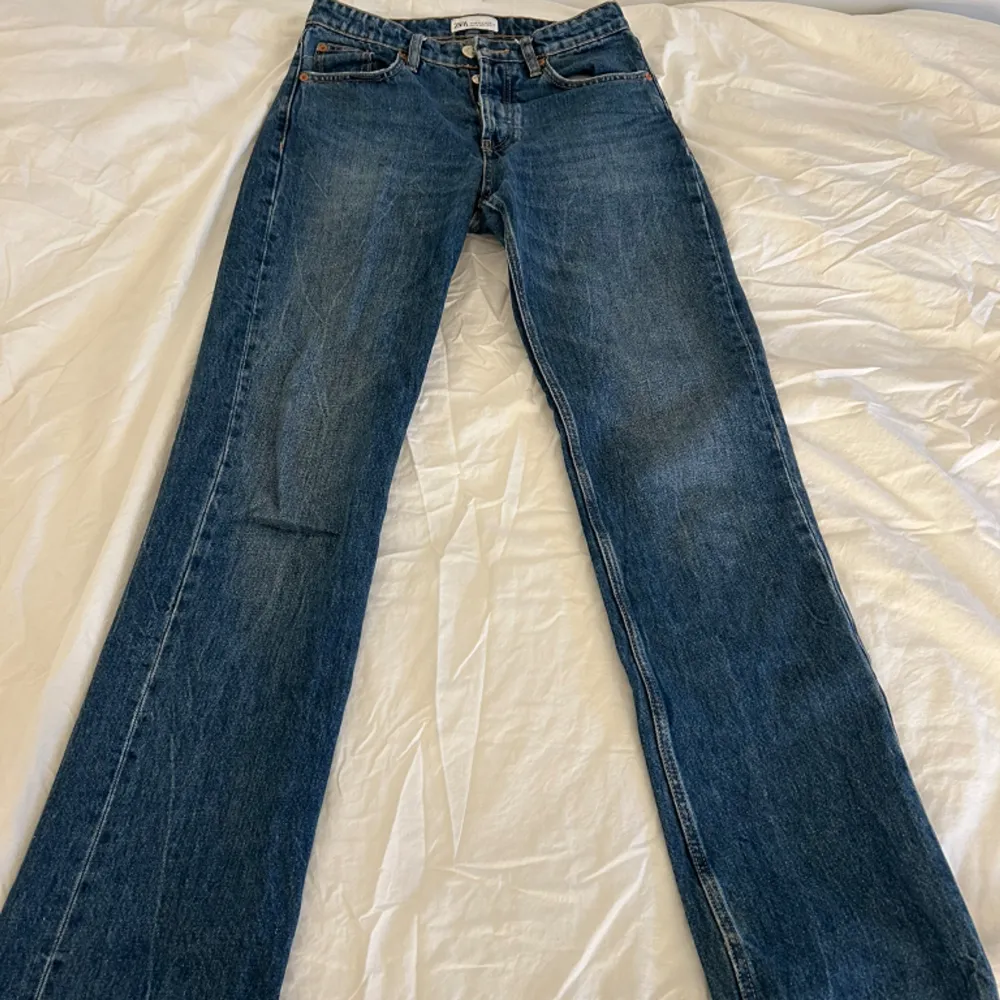 Ett par straight lågmidjade jeans från zara som är superfina men tyvärr inte passar längre 💓💓pris kan alltid diskuteras . Jeans & Byxor.