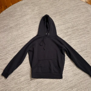Svart hoodie - Svart hoodie från bikbok i storlek XS.  50kr