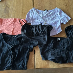 Toppar - Olika toppar från olika märken, 25kr styck  Lila topp, st xs Orange, st S Svarta toppar till vänster, xs Svart topp, st 36