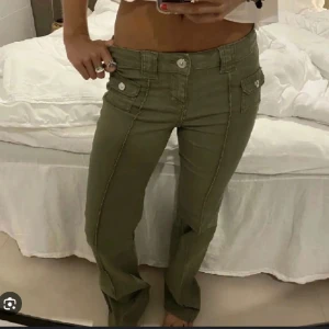 Gröna hm jeans - Obs lånade bilder!! Skit snygga hm jeans som är väldigt populära och helt slutsålda. De är i nyskick och jag är för referens 164 och de går över fötterna precis som på bilderna!! 