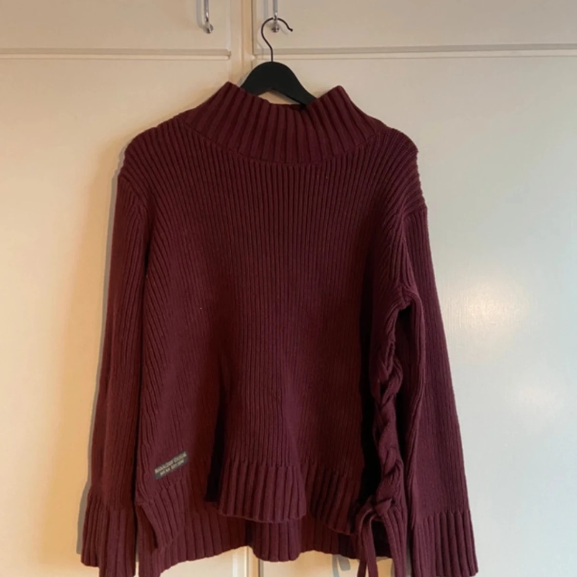 Vinröd stickad tröja