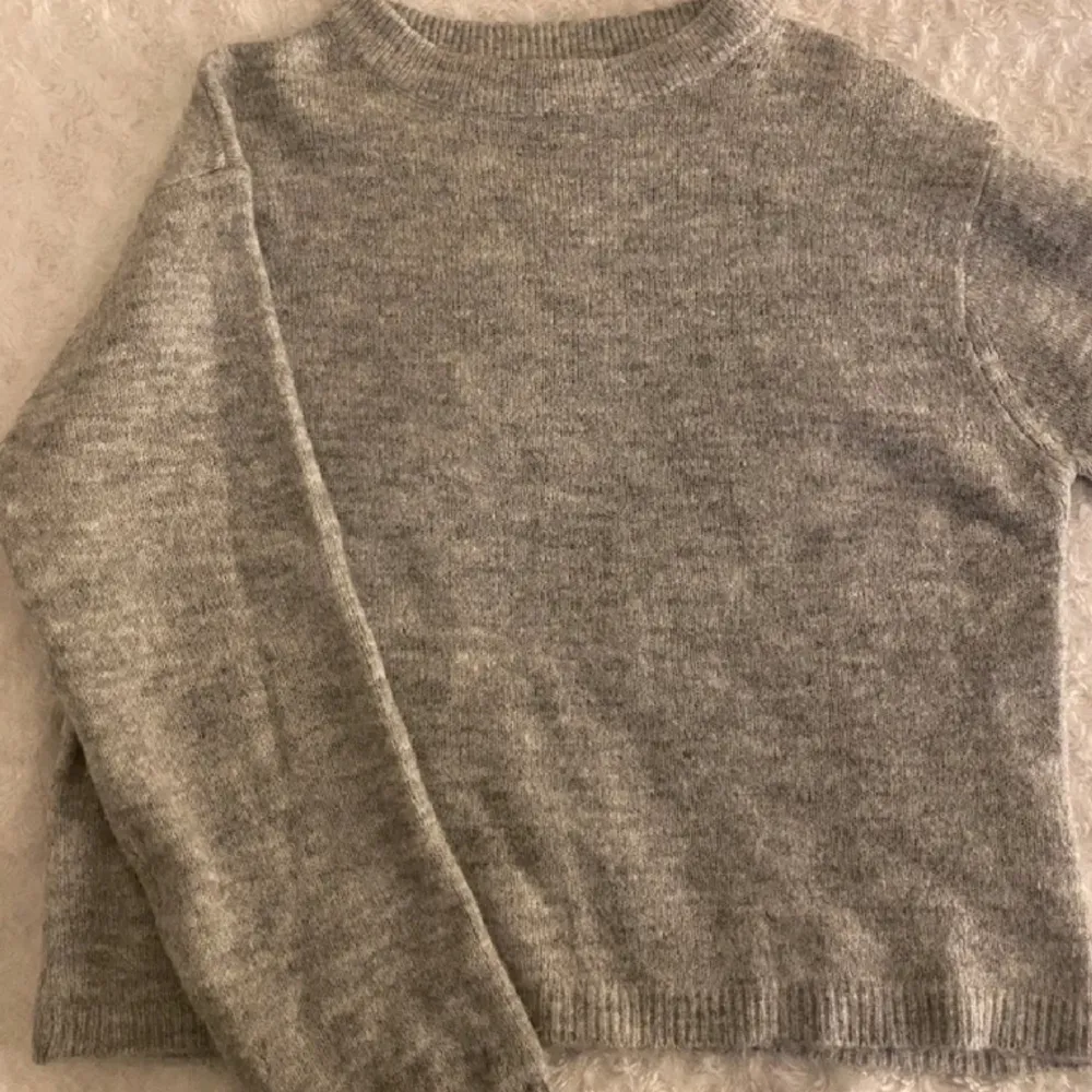 säljer en stickad tröja från lager 157 eftersom jag har en liknande. ser ut som ny. Stickat.
