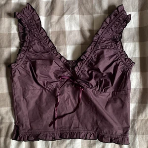 Topp - Jättesöt lila topp. Använd få gånger. Bra skick. Dragkedja i sidan. Knyt framtill. Tjocka axelband.