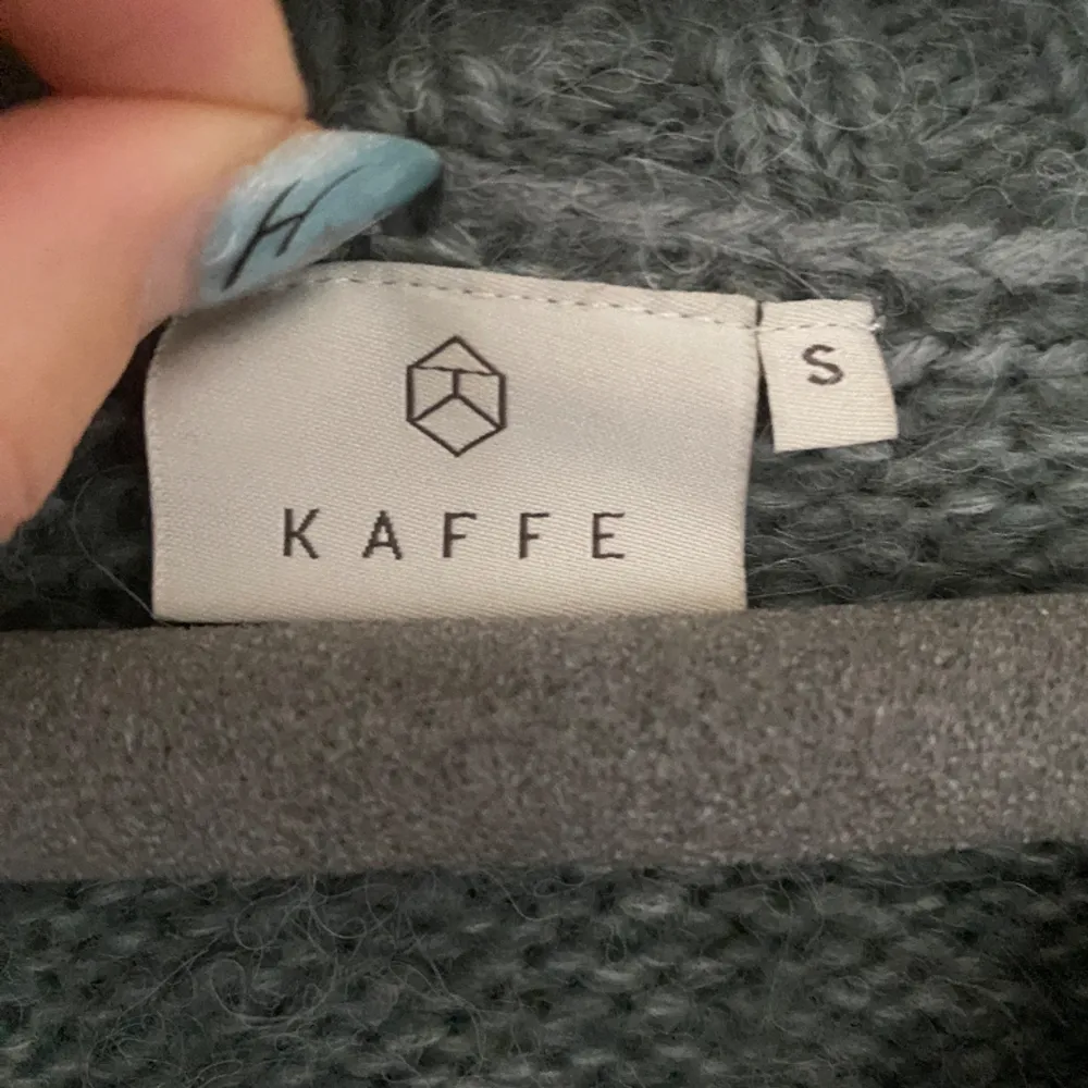 Jättefin stickad tröja från Kaffe, storlek S och den har 3/4 ärmar som är jättefin. Den är en blandning av grå och lite grön skulle jag säga. Säljer då den inte kommer till användning, inga defekter.  Köparen står för frakt!. Stickat.