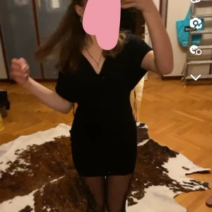 Superfin mini klänning - Jättefin kort formad klänning vet dock inte vart den är ifrån men den är använd 2/3 gånger jättebra stick och storlek s/m🥰🥰