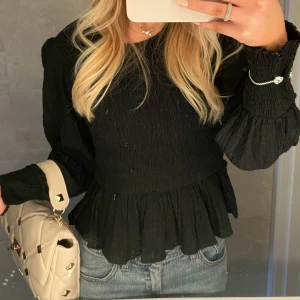 Topp - Super fin tröja med volanger nertill från neo noir❣️ perfekt som festtopp, 10/10 skick nypris 499kr ❣️
