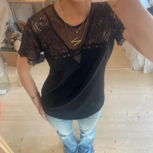 Blus - SUPER snygg blus!! Passar på fest, skolan eller middagar❣️