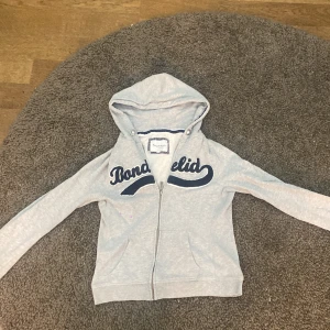 Bondelivet zip up hoodie - Zip up som är för liten för mig, ganska använd nämen fof super fin ❤️‍🔥