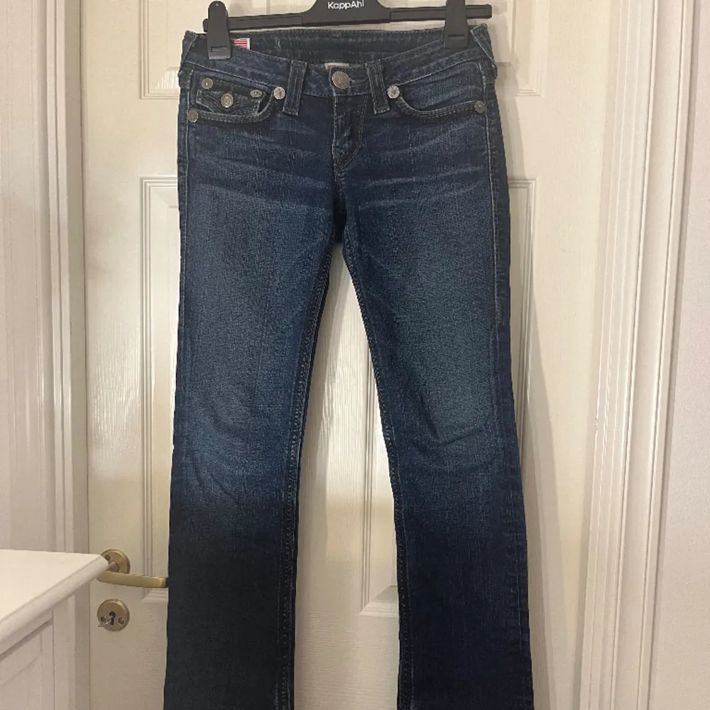 Säljer nu mina älskade trues eftersom de inte kommer till användning ❤️ De är lowwaist bootcut och sitter jätte fint på och har en jätte fin unik mörkblå färg. Inga problem med de förutom att de är lite slitna vid slutet! Pris kan diskuteras . Jeans & Byxor.