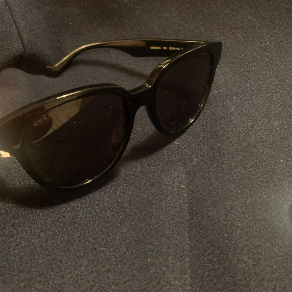 Gucci solglasögon i nyskick. Säljer pga kommer ej till användning. Förvaringslådan tillkommer!  Köpta för 2399 Modell: Gucci GG0960SA 002 5518 . Övrigt.