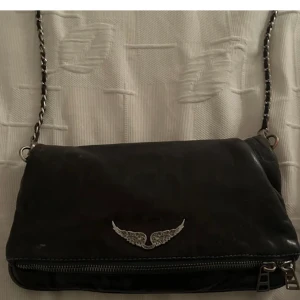 Zadig & Voltaire väska  - Säljer denna sjukt snygga väska då den inte kommer till användning längre💞. Det är den stora modellen och saknar den långa bandet💞 Det finns vissa defekter på bandet, men inget märkvärdigt💞💞 Skriv för mer bilder💞