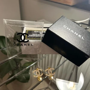 Chanel örhängen  - Örhängen guld med hjärtan. ALDRIG använda. Allt kommer med.