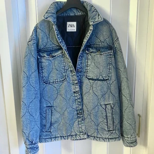 Jeans jacka - Såå mysig oversized jeans jacka från Zara!!💓Säljer då den inte används och har inga skador, är som ny🤍