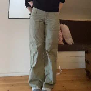 Lågmidjade cargo byxor - Lågmidjade gröna cargo byxor inte använt så många gånger frakten betalar den som köper(69kr)🌟