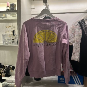 Acqua Limone tröja - Säljer min acqua limone ljuslila tröja, pga att den inte kommer till användning! Använd fåtal gånger och är i super bra skick:) Xs men är stor i storleken. Köparen står för frakt💗