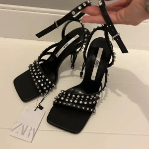 Klackar med nitar  - jätte fina klackar, passar en 37,5/37 också!! 