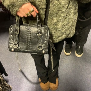 Zara väska - Säljer min populära zara väska då jag ej har användning för den längre! Har några små defekter, kan skicka fler bilder privat! (Sista bilden är lånad) 🩵