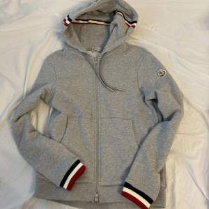 En moncler hoodie A-kopia. Bra skick  aldrig använt den. Pris kan diskuteras vid snabb affär!!!