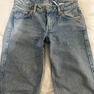 trendiga jeans från weekday🩷 väldigt lågmidjade och raka i benen! modellen arrow low i en fin ljusblå färg! knappt använda🩷