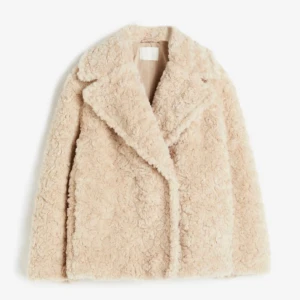 Jacka i pile - Säljer denna super snygga jacka från H&M, (helt slutsåld i alla storlekar) Storlek Xs, knappt använd. Nypris 700 säljer för 499.