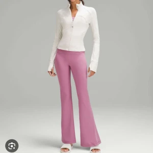 Lululemon träningsbyxor - Lululemon byxor i modellen low rise flared pant och färgen rosa, inga defekter 
