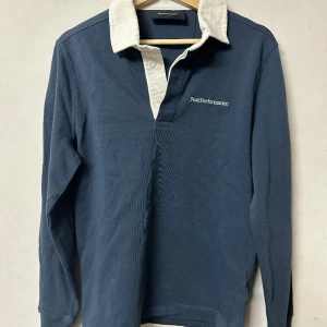 Peak performance piké  - En piké tröja i perfekt skick (G77534), finns inga som helst skador eller fläckar. Storlek S. Köpt i Stockholm.