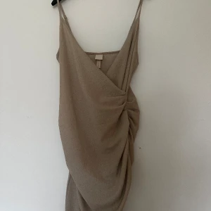 Klänning - Oanvänd klänning. Jag testade den nu för att ta kort för att det var svårt att se hur den satt. Storlek M. Passar nog en S också. Även L. Jag är gravid så sitter inte så smickrande på mig. Men så ser den ut. 