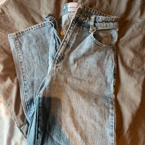 Jeans - Jeans med hål i från Abrand i storlek 26! Ordinarie pris 999kr