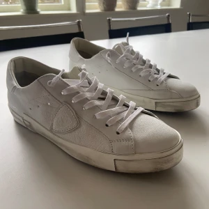 Philippe model - Helt nya oanvända Philippe model i fräsch vit färg. Skick 10/10🔥! Nypris 4400! Box ingår💯 skriv vid minsta fråga! Pris kan diskuteras vid snabb affär