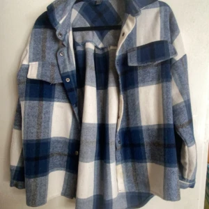 Jacka - En jacka/tröja från shein som jag inte änvänder längre✨ Kan skicka fler bilder om någon är intresserad!