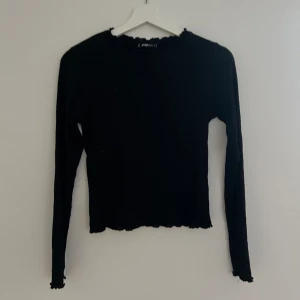 Svart långärmad tröja  - Helt vanlig svart långärmad tröja. Materialet är ribbat, bra skick storlek S 💗