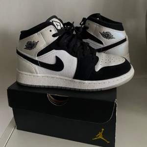 Jordan 1 mid Diamonds, stl 37.5 - Säljer mina Air Jordan 1 Mid Diamonds.  Skolåda och crease skydd medföljer. De är använda ett fåtal gånger med skydd så de är i väldigt fin skick. Storlek 37.5 Köp pris 2500 Säljes för 1500kr, pris går även att diskutera!