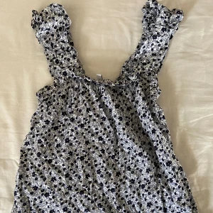 Blommig topp - Kolla bilder för info, skriv om du har frågor!🫶🏼