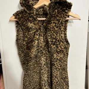 SNYGG PÄLSVÄST - SÅÅÅ SNYGG leopard pälsväst i bra skick, kan tänka mig gå ner i pris vid snabbt köp 
