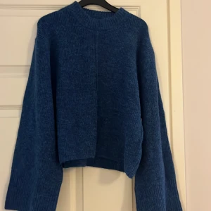 Blå tröja - Blå tröja från NA-KD! Aldrig kommit till användning och prislapp kvar!