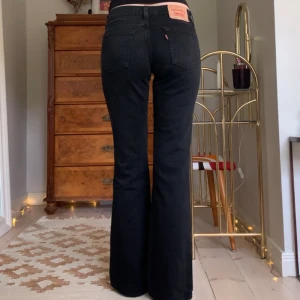 Vintage Levi’s - Lågmidjade svarta utsvängda jeans från Levi’s! Jag är 173 cm, midjemåttet 74 cm och innerbenslängden 78 cm 💋
