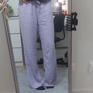 Linne byxor - Säljer mina linnebyxor från H&M i storlek XS. Superbra längd för mig som är 165. Lågmidjade