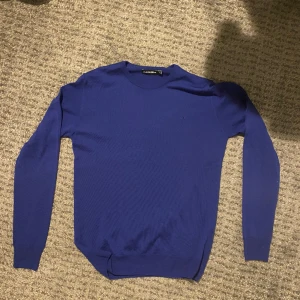 J.Lindeberg tröja  - Jag säljer en blå merino wool tröja från J.Lindeberg för 249kr som aldrig är använd. Priset är ej hugget i Sten.