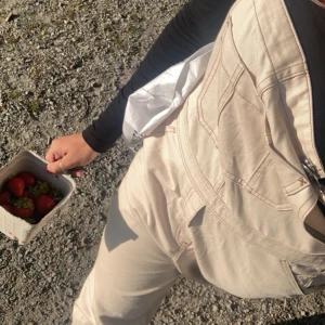 Hängselbyxor - Säljer dessa beigea/ off white färgade hängselbyxor från weekday, använda 1 gång