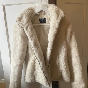 Så fin vit pälsjacka🫶🏼🫶🏼 - Fin och populär pälsjacka. Den är vit och i ett bra skick. Skuggorna gör att den ser mer mörk och än vad den är. Den är inte speciellt tunn. 💗💗hör av dig vid frågor.  💕💕