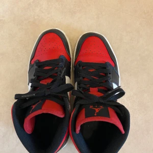 Jordan Mid 1 - Hej! Jag säljer mina Jordan mid 1 eftersom jag inte använder de längre.  Inga stora problem med den och finns skan kod. (Äkta från Zalando)   Om du är intresserad så finns den att hämta i Växjö! 