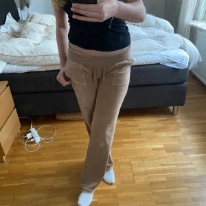 Juicy Couture byxor  - Säljer dessa supersnygga mjukisbyxorna från juicy couture! Funkar till allt och har en superfin beige färg🥰 knappt använda, bra skick! Nypris: 1000 kr. Pris går att diskuteras🙌🏻