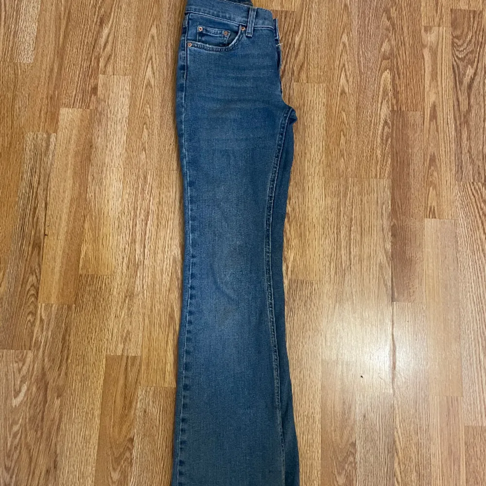 Säljer dessa fina jeans pga lite för stora på mig🌸 har använt ett par gånger☺️. Jeans & Byxor.