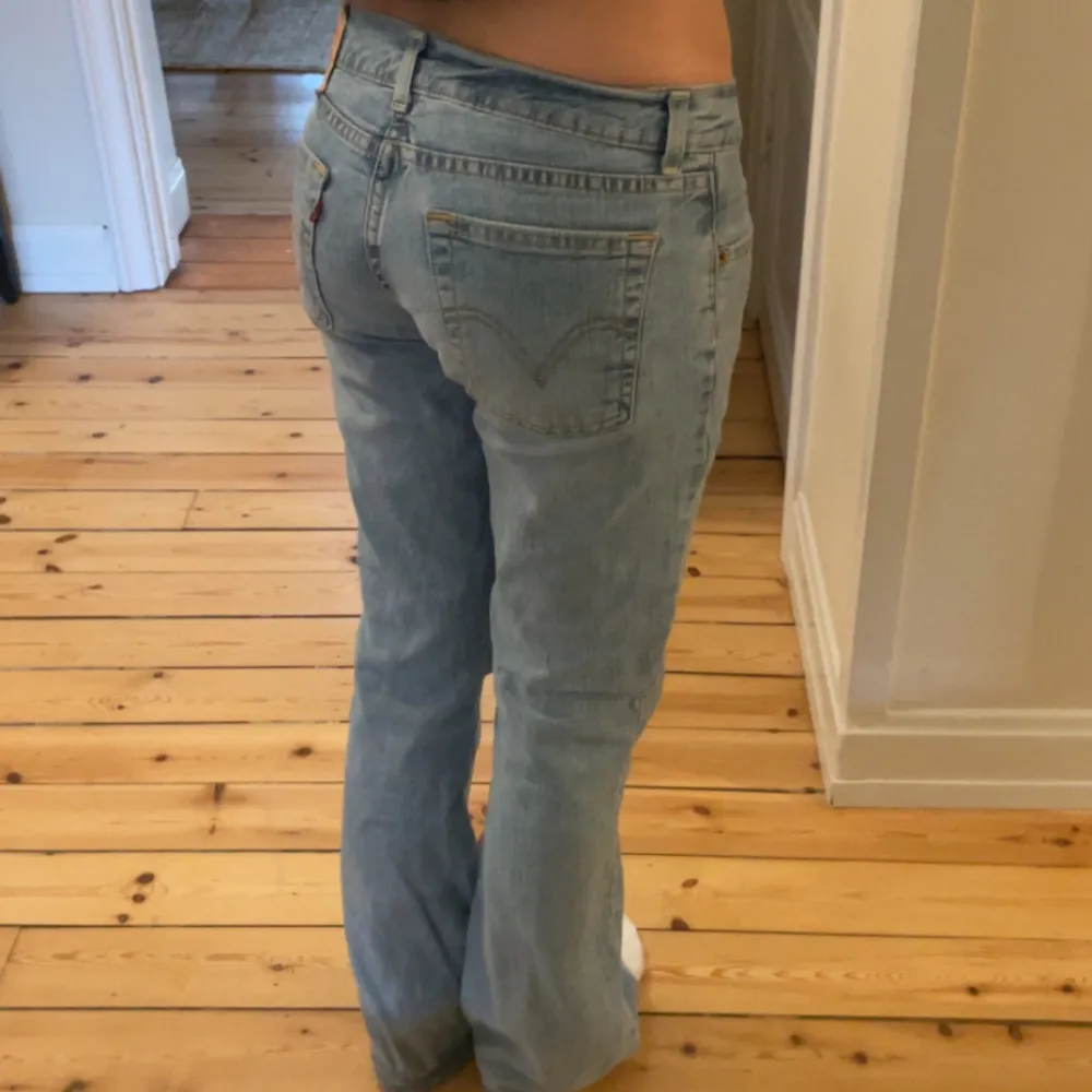 För mami Levis jeans jättefint skick💯🥰 jag är 168cm lång (storleken är som ett par S)  . Jeans & Byxor.