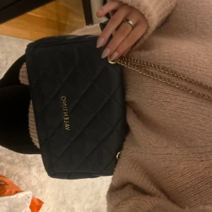 Valentino väska - Säljer min marinblåa Valentino väska. Köpt för runt 1200kr, säljer för 750. Priset kan dock diskuteras.  Den är i fint skick dock har kedjan rostat lite grann. Har inte kvittot kvar men dustbagen kommer jag även lägga i.