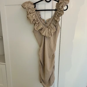 Beige klänning  - Strl 36