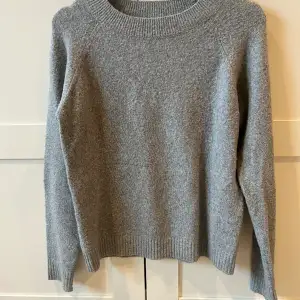 Säljer denna grå stickade tröja från Vero Moda. Storlek Xs. Tröjan är använd men fortfarande i fint skick. PRIS KAN DISKUTERAS😊 Köparen står för frakt.