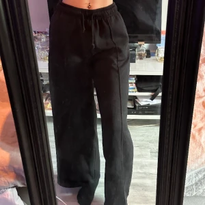 Mjukisbyxor med vida ben - Tjocka Svarta mjukis med vida ben  Original pris 200kr